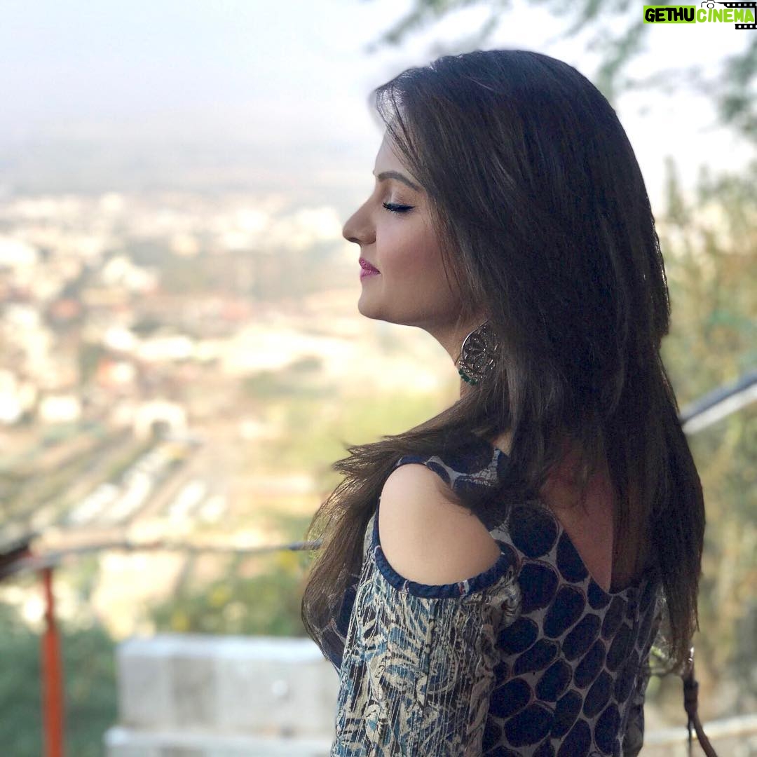 Giaa Manek Instagram - Conversations & Relationships that begin with “unwillingness” doesn't last long... Pillar of “willingness” with gentle Love & Care or the one with Un....... ? Is a choice to be reflected upon... Make a choice with joy,that never ends ! #choice #tickingtime #aboutto #takeoff 🛫