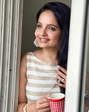 Giaa Manek Instagram - सुहाना सफर और यह मौसम हसीं..🫶🏻✨🌱
.
.
.
#monday