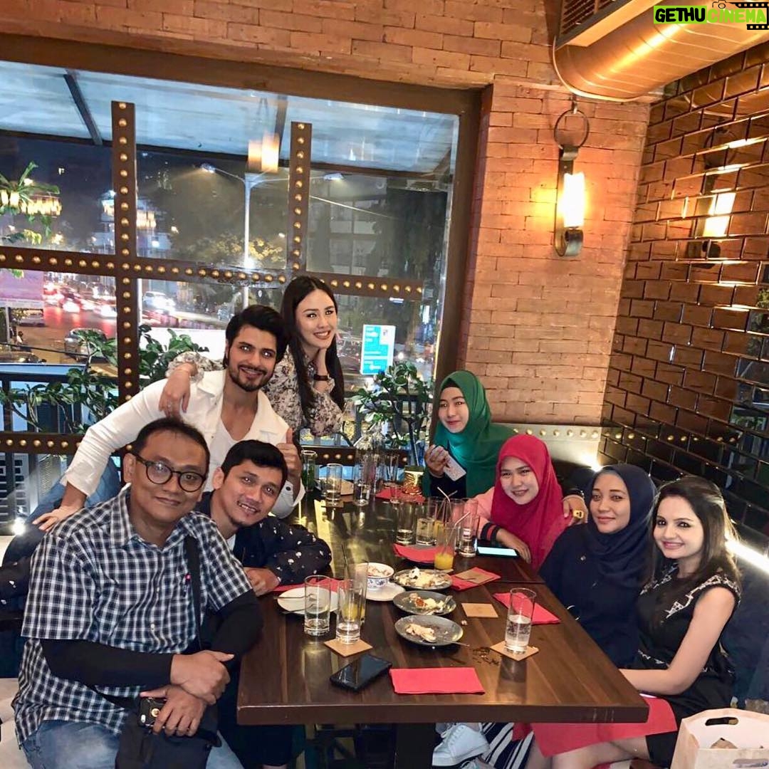 Giaa Manek Instagram - Thank you @antv_official for meet and greet with my Indonesian fans in my own country ! #love #gratitude
