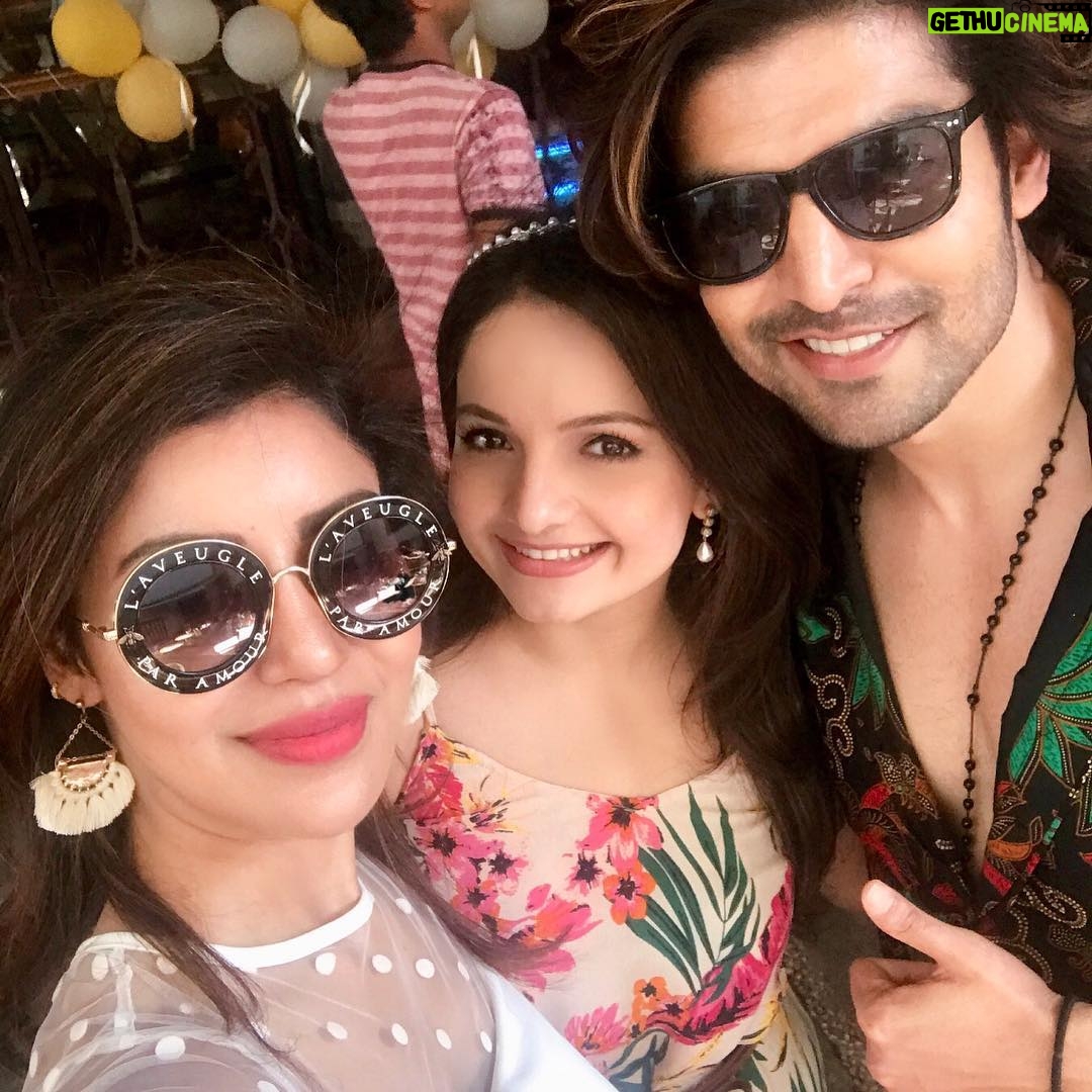 Giaa Manek Instagram - Conditional or unconditional ? It’s all in the mind! Love you both ..❤️ @debinabon @guruchoudhary #friendship #love