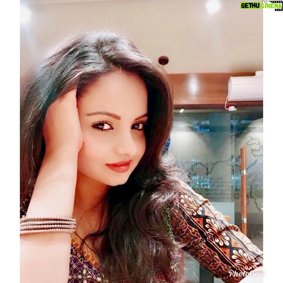 Giaa Manek Instagram - कॉफ़ी का मज़ा ही कुछ अलग है ! ☕️ #narration #integrity 🙃😉