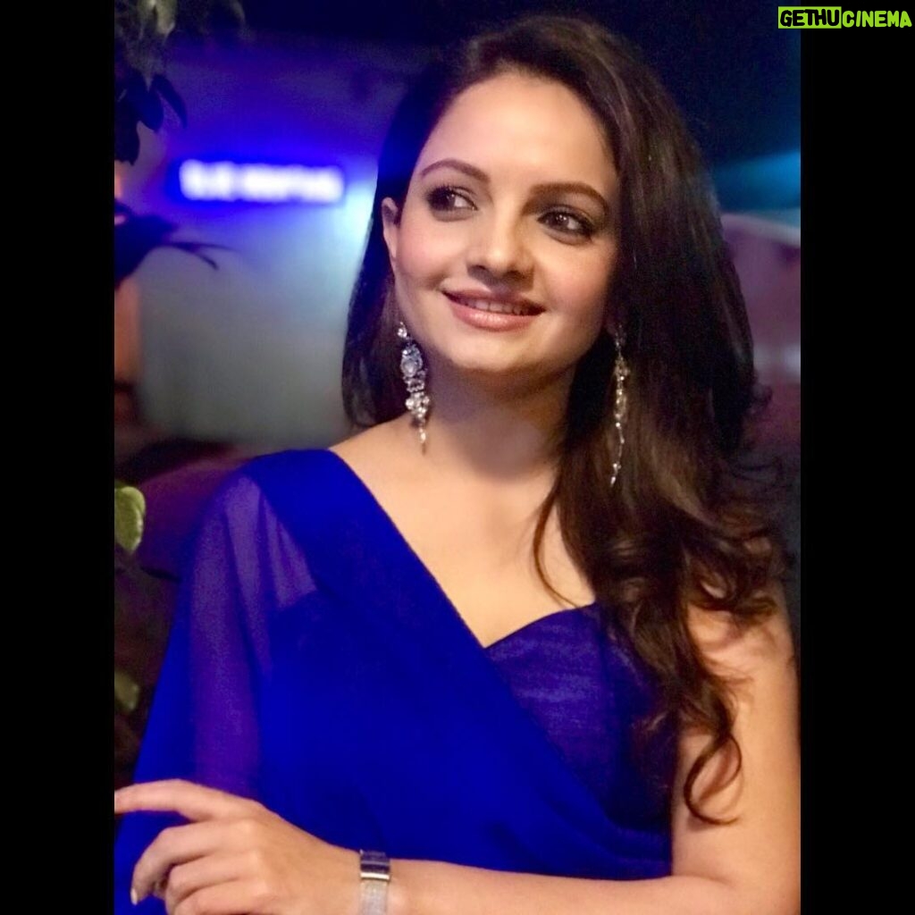 Giaa Manek Instagram - Here’s wishing you all a Happy Lohri ,Makar Sankranti and Pongal ! Love🤗 . Thank you mommy for clicking me . #aboutlastnight #lohriparty #ootd #blue #saree #indianwear #love #gratitude
