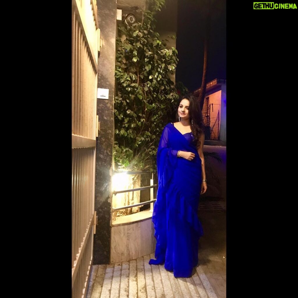 Giaa Manek Instagram - Here’s wishing you all a Happy Lohri ,Makar Sankranti and Pongal ! Love🤗 . Thank you mommy for clicking me . #aboutlastnight #lohriparty #ootd #blue #saree #indianwear #love #gratitude