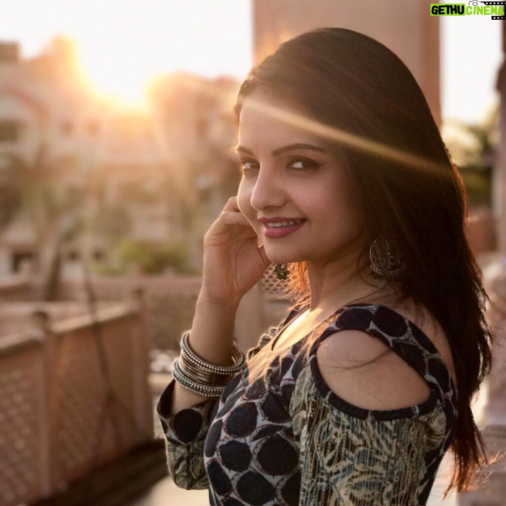 Giaa Manek Instagram - Conversations & Relationships that begin with “unwillingness” doesn't last long... Pillar of “willingness” with gentle Love & Care or the one with Un....... ? Is a choice to be reflected upon... Make a choice with joy,that never ends ! #choice #tickingtime #aboutto #takeoff 🛫
