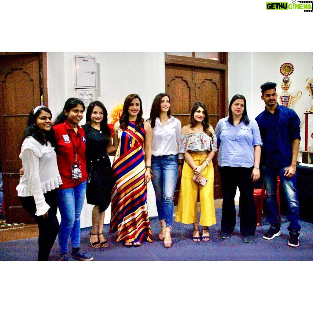 Giaa Manek Instagram - Thank you “Wilson college” for the warm welcome and felicitation ..I totally loved the vibe ! I felt like I am one amongst you’ll ! The students were amazingly talented ,full of energy and enthusiasm.. It was a great experience judging the Drama Event for Adorea'18.Best wishes :) #adorea2k18 #collegefest #wilsoncollege Styled by -@shailjaanand Outfit - @stylesplash_in Thank you miss @shreyaaroy for clicking me ,I’ll give you more opportunities in the near future 😁😜.