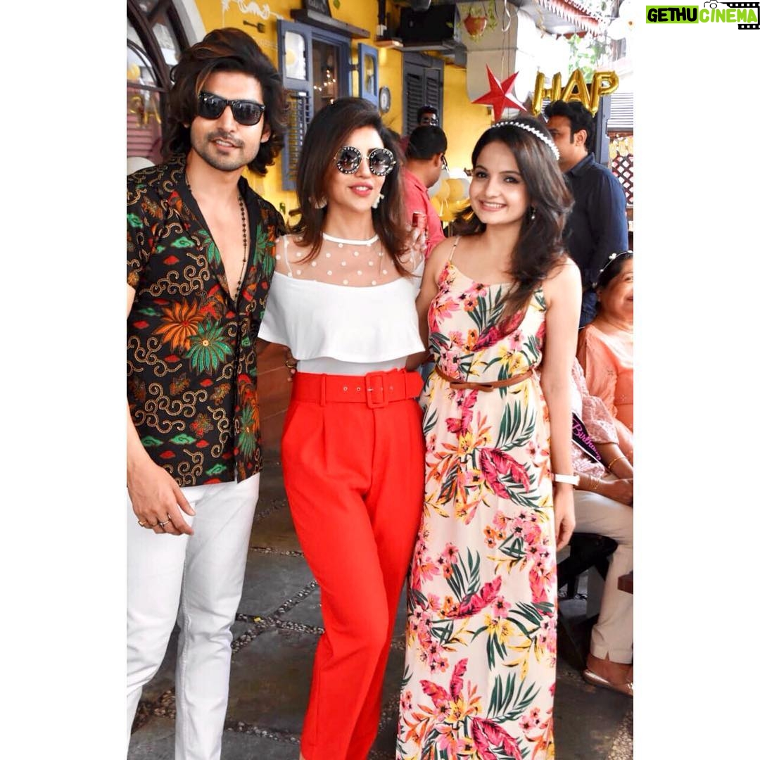Giaa Manek Instagram - Conditional or unconditional ? It’s all in the mind! Love you both ..❤️ @debinabon @guruchoudhary #friendship #love