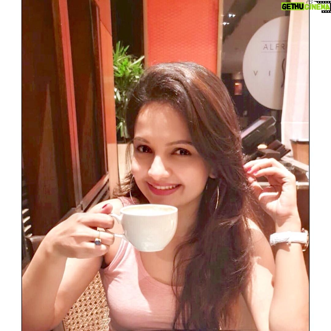 Giaa Manek Instagram - कॉफ़ी का मज़ा ही कुछ अलग है ! ☕️ #narration #integrity 🙃😉