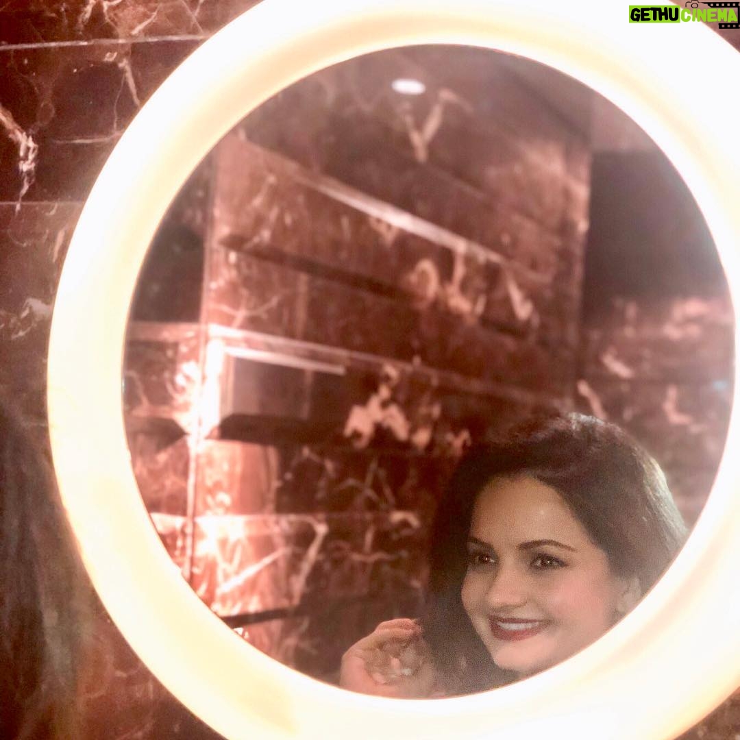 Giaa Manek Instagram - Everything and everyone in your life is a MIRROR of you ! #life #truth
