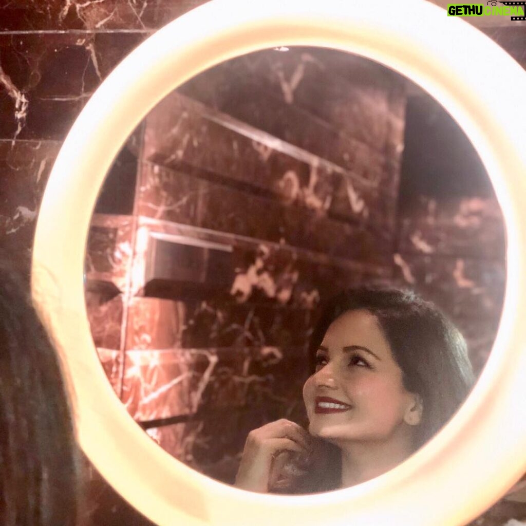 Giaa Manek Instagram - Everything and everyone in your life is a MIRROR of you ! #life #truth