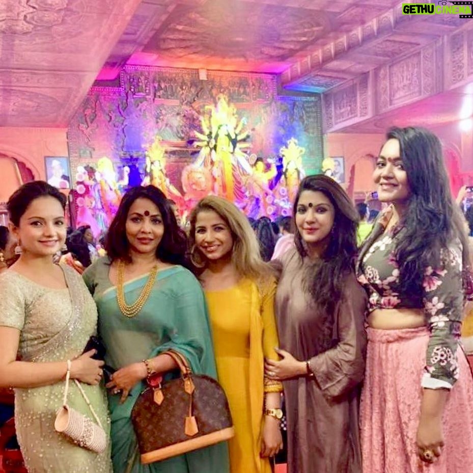 Giaa Manek Instagram - One who earns Devi’s Grace is a blessed being ! #navratri #durgapuja2018 #friends #family #love #gratitude