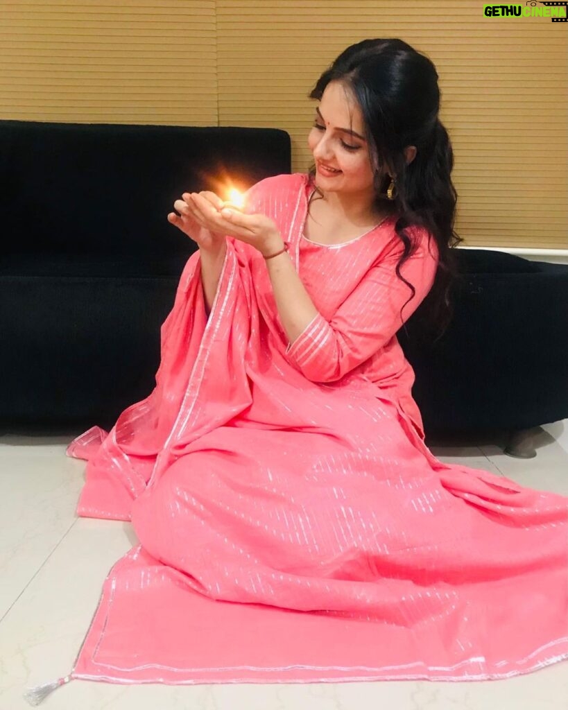 Giaa Manek Instagram - Wishing you all a Happy and prosperous new year ! Love , light , health and auspiciousness in abundance ✨. Pic credit - Mom 🤗