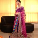 Giaa Manek Instagram - Navratri is one of my most awaited festivals of the year 😍. I eagerly await to participate in all the rituals and dance my heart out in garba and dandiya. No matter how well you dine, you have to have snacks after your several rounds of garba..✨ What better than McCain cheese range ? Perfect option for Navratri snacking to fill your heart and tummy . Ready to cook , hassle free and delicious . McCain Chilly Cheese Nuggets ,Potato Cheese Shotz and Mini Samosas .. which one is going to be on your plate first ?😋 . . . #NavratriJalsaWithMcCain #McCainFestiveBites @mccainfoods_india