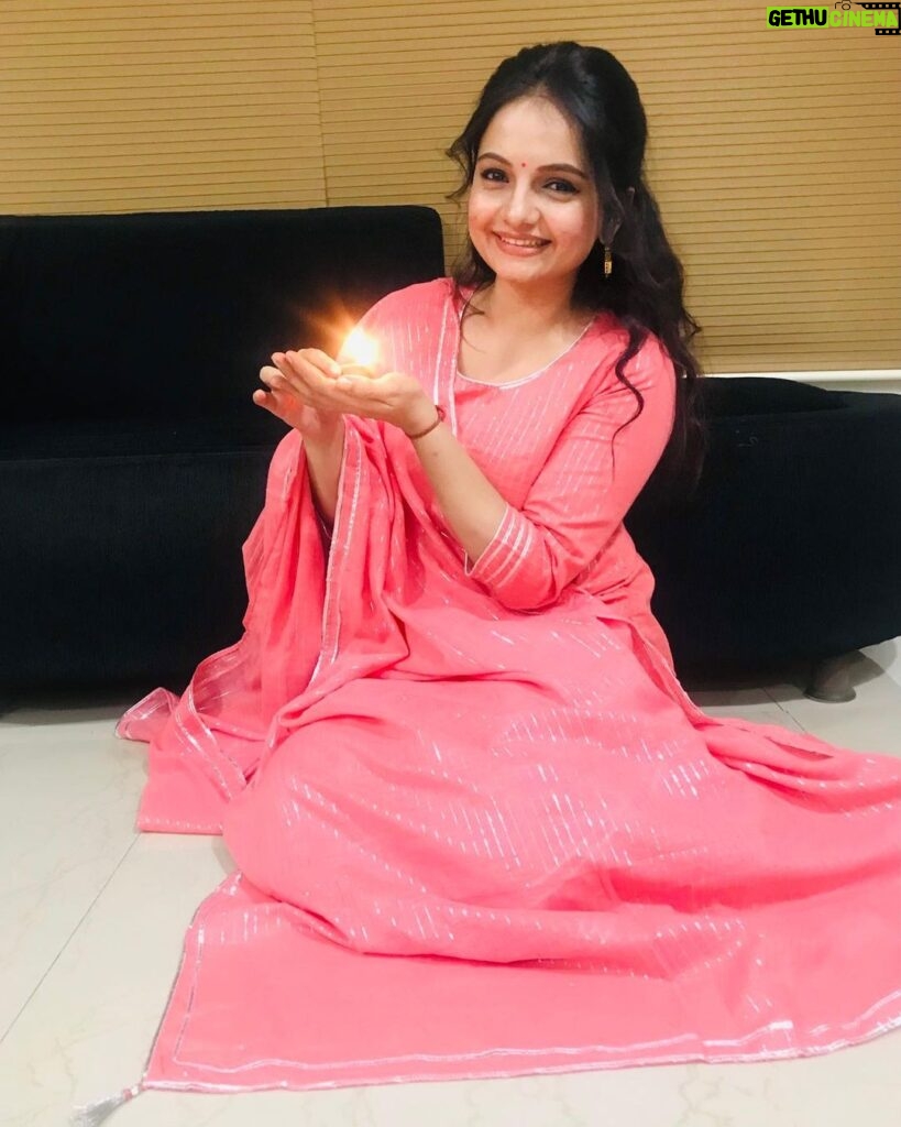 Giaa Manek Instagram - Wishing you all a Happy and prosperous new year ! Love , light , health and auspiciousness in abundance ✨. Pic credit - Mom 🤗