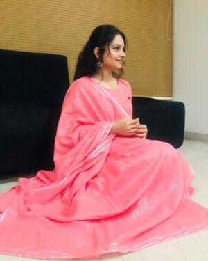 Giaa Manek Instagram - Wishing you all a Happy and prosperous new year !
Love , light , health and auspiciousness in abundance ✨.
Pic credit - Mom 🤗