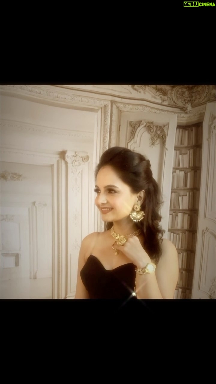 Giaa Manek Instagram - And it went like ... . . . #monday #shootdiaries #fashionshoot #archanakochharofficial #behindthescenes #reels #reelit @archanakochharofficial