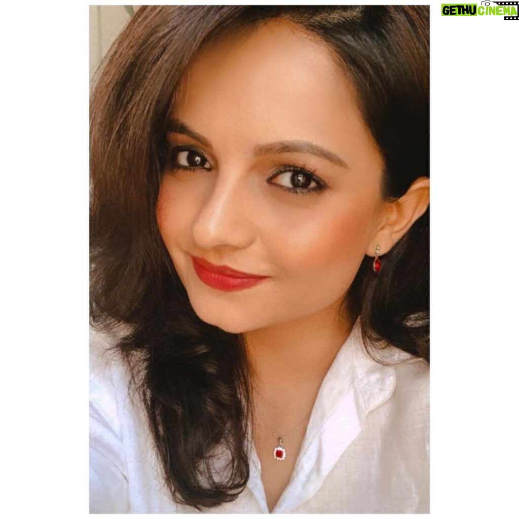Giaa Manek Instagram - Looking for a perfect gift for your partner this valentines ? Or even better a gift for yourself ? I gifted myself this adorable ,Silver royal red pendant with link chain and earrings from @giva.co . It is the right destination for the same .. They are hall marked ,certified ,authentic and have great designs . You can avail a 15 percent off using my code GIA15 . Happy Valentine’s Day in advance ❤️. . . . #givadiva #givajewellery #silverjewellery #mygiva #welcome21 #newyear #valentinegift