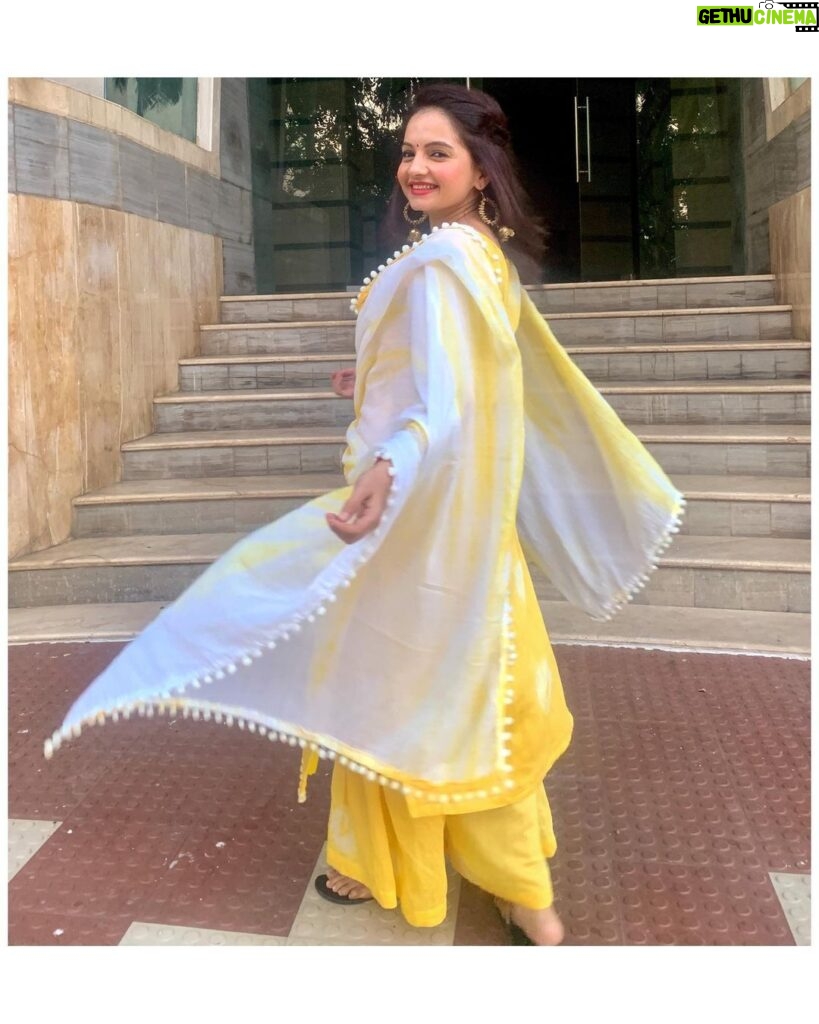 Giaa Manek Instagram - Some days there won’t be a song in your heart , sing anyway 🎶. Emory Austin . . . #sunday 💕