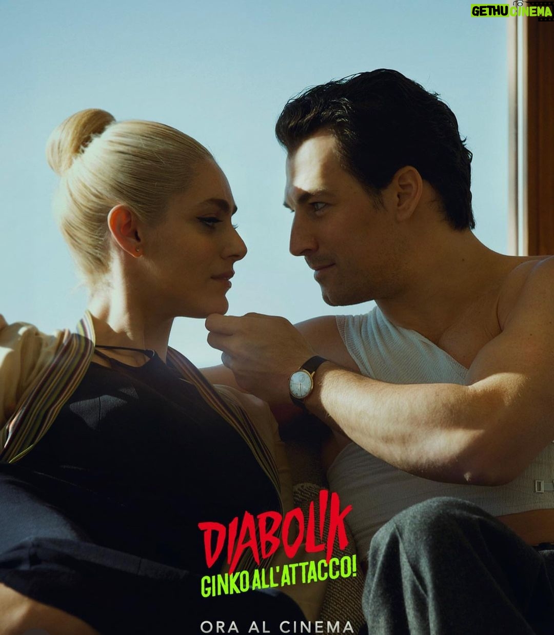 Giacomo Gianniotti Instagram - Diabolik - Ginko All’Attacco e ancora al cinema. Avete visto? E che cosa aspettate? Come promesso ecco ancora un po di “backstage” del film per eccitarvi e mandarvi al cinema questo weekend 🍿 🎥. 1. Diabolik e Eva 🥷🏻 ❤️- No Comment 2. La porta in cui quando andavo oltre, diventavo Diabolik. 3. Un po del incredible lavoro di @nayo_o su tutti I dettagli del rifugio di Diabolik e I suoi gadget Diabolici. 4. I Manetti Bros. In “Manetti Mode” 🎬 5. Valerio Mastandrea quando gli chiesi di “fare una faccia seria, che fai sempre ridere”. 😂 6. Il look finale di Diabolik. Realizzato da @lucapompozzi @francescalodoli58 e @gegedecarolis 7. Lo stunt woman di @mirimeo che si ha tuffata nel fiume gelato di Dicembre. Bravissima 👏🏽 8. Un tramonto 🌅 Stupendo nella Slovenia dove abbiamo girato la fine del film. 9. La prova iniziale del deltaplano. 10. Il prodotto finale del deltaplano. Spero che apprezzate queste backstage che faccio per voi, e spero tanto che mi ringraziate andando al cinema questo weekend. Grazie a tutti che avete gia visto il film. Vi amo, vi abbraccio. Buon Weekend! @diabolikfilm #diabolik #diabolikfan Bologna, Italy
