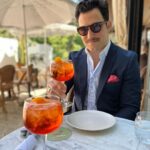 Giacomo Gianniotti Instagram - On Sundays we Spritz @aperolusa 📸: @nichole_gianniotti Marco Polo
