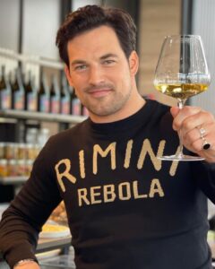 Giacomo Gianniotti Instagram - Chin Chin A @giovanninimirco , @enioottavianiwinery e tutta la Romagna #riminirebola