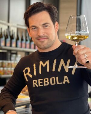 Giacomo Gianniotti Instagram - Chin Chin 

A @giovanninimirco , @enioottavianiwinery e tutta la Romagna #riminirebola