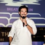 Giacomo Gianniotti Instagram – Il mio sorriso dice tutto. 

Grazie grazie grazie al @floatingtheatreroma per avermi avuto come padrino della seconda edizione. 

Il lago di EUR ha un significato grande per me che da piccolo mi portava il mio padre a vedere i spettacoli dei burattini 🎭. E adesso dopo 25 anni di ritornare a questo posto e essere di nuovo un spettatore al spettacolo e veramente una grande emozione. 

Io amo il cinema e amo tutte le persone che contribuiscono al cinema. E di vederci tutti insieme di nuovo a condividere l’arte insieme e bellissimo. Finalmente possiamo di nuovo “respirare”. Grazie a Fabia e Gianluca per il invito e la grandissima idea. Per favore Roma, andata al @floatingtheatreroma queste estate e tutte l’estate dopo per sopportare questa iniziativa eccezionale. Grazie anche al @do_production, @maisonvalentino per il bellissimo outfit, e la cara  @andrealarossa per una serata bellissima! Laghetto Dell’Eur