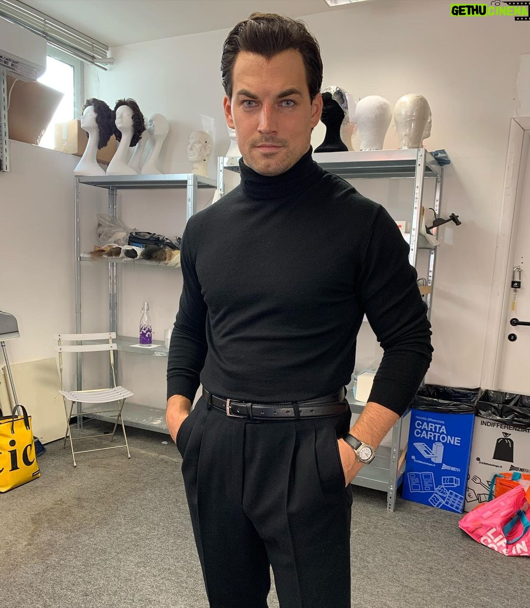 Giacomo Gianniotti Instagram - Diabolik - Ginko All’Attacco e ancora al cinema. Avete visto? E che cosa aspettate? Come promesso ecco ancora un po di “backstage” del film per eccitarvi e mandarvi al cinema questo weekend 🍿 🎥. 1. Diabolik e Eva 🥷🏻 ❤️- No Comment 2. La porta in cui quando andavo oltre, diventavo Diabolik. 3. Un po del incredible lavoro di @nayo_o su tutti I dettagli del rifugio di Diabolik e I suoi gadget Diabolici. 4. I Manetti Bros. In “Manetti Mode” 🎬 5. Valerio Mastandrea quando gli chiesi di “fare una faccia seria, che fai sempre ridere”. 😂 6. Il look finale di Diabolik. Realizzato da @lucapompozzi @francescalodoli58 e @gegedecarolis 7. Lo stunt woman di @mirimeo che si ha tuffata nel fiume gelato di Dicembre. Bravissima 👏🏽 8. Un tramonto 🌅 Stupendo nella Slovenia dove abbiamo girato la fine del film. 9. La prova iniziale del deltaplano. 10. Il prodotto finale del deltaplano. Spero che apprezzate queste backstage che faccio per voi, e spero tanto che mi ringraziate andando al cinema questo weekend. Grazie a tutti che avete gia visto il film. Vi amo, vi abbraccio. Buon Weekend! @diabolikfilm #diabolik #diabolikfan Bologna, Italy