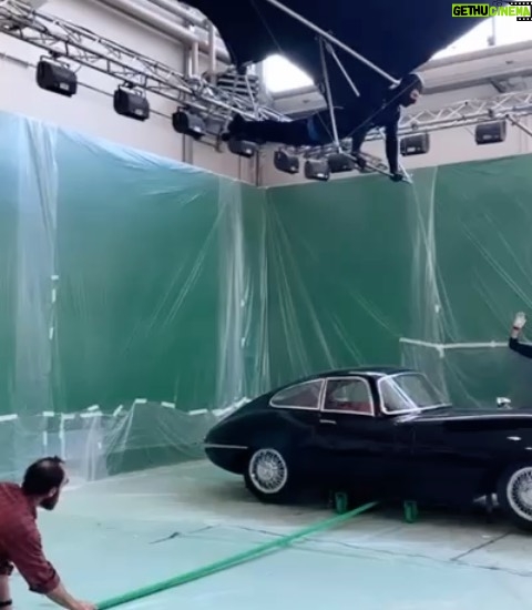 Giacomo Gianniotti Instagram - Diabolik - Ginko All’Attacco e ancora al cinema. Avete visto? E che cosa aspettate? Come promesso ecco ancora un po di “backstage” del film per eccitarvi e mandarvi al cinema questo weekend 🍿 🎥. 1. Diabolik e Eva 🥷🏻 ❤️- No Comment 2. La porta in cui quando andavo oltre, diventavo Diabolik. 3. Un po del incredible lavoro di @nayo_o su tutti I dettagli del rifugio di Diabolik e I suoi gadget Diabolici. 4. I Manetti Bros. In “Manetti Mode” 🎬 5. Valerio Mastandrea quando gli chiesi di “fare una faccia seria, che fai sempre ridere”. 😂 6. Il look finale di Diabolik. Realizzato da @lucapompozzi @francescalodoli58 e @gegedecarolis 7. Lo stunt woman di @mirimeo che si ha tuffata nel fiume gelato di Dicembre. Bravissima 👏🏽 8. Un tramonto 🌅 Stupendo nella Slovenia dove abbiamo girato la fine del film. 9. La prova iniziale del deltaplano. 10. Il prodotto finale del deltaplano. Spero che apprezzate queste backstage che faccio per voi, e spero tanto che mi ringraziate andando al cinema questo weekend. Grazie a tutti che avete gia visto il film. Vi amo, vi abbraccio. Buon Weekend! @diabolikfilm #diabolik #diabolikfan Bologna, Italy