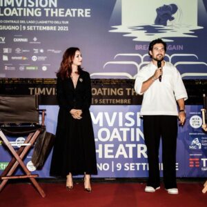 Giacomo Gianniotti Instagram - Il mio sorriso dice tutto. 

Grazie grazie grazie al @floatingtheatreroma per avermi avuto come padrino della seconda edizione. 

Il lago di EUR ha un significato grande per me che da piccolo mi portava il mio padre a vedere i spettacoli dei burattini 🎭. E adesso dopo 25 anni di ritornare a questo posto e essere di nuovo un spettatore al spettacolo e veramente una grande emozione. 

Io amo il cinema e amo tutte le persone che contribuiscono al cinema. E di vederci tutti insieme di nuovo a condividere l’arte insieme e bellissimo. Finalmente possiamo di nuovo “respirare”. Grazie a Fabia e Gianluca per il invito e la grandissima idea. Per favore Roma, andata al @floatingtheatreroma queste estate e tutte l’estate dopo per sopportare questa iniziativa eccezionale. Grazie anche al @do_production, @maisonvalentino per il bellissimo outfit, e la cara  @andrealarossa per una serata bellissima!