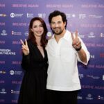 Giacomo Gianniotti Instagram – Il mio sorriso dice tutto. 

Grazie grazie grazie al @floatingtheatreroma per avermi avuto come padrino della seconda edizione. 

Il lago di EUR ha un significato grande per me che da piccolo mi portava il mio padre a vedere i spettacoli dei burattini 🎭. E adesso dopo 25 anni di ritornare a questo posto e essere di nuovo un spettatore al spettacolo e veramente una grande emozione. 

Io amo il cinema e amo tutte le persone che contribuiscono al cinema. E di vederci tutti insieme di nuovo a condividere l’arte insieme e bellissimo. Finalmente possiamo di nuovo “respirare”. Grazie a Fabia e Gianluca per il invito e la grandissima idea. Per favore Roma, andata al @floatingtheatreroma queste estate e tutte l’estate dopo per sopportare questa iniziativa eccezionale. Grazie anche al @do_production, @maisonvalentino per il bellissimo outfit, e la cara  @andrealarossa per una serata bellissima! Laghetto Dell’Eur