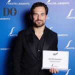 Giacomo Gianniotti Instagram – Grazie @nastridargento , Il sindacato di giornalisti cinematografici, @persol e Laura Dellicolli per questo grandissimo onore. 

Il Personaggio del Anno mi sembra un po troppo, ma accetto con tanta tanta umiltà. Grazie 🙏🏽. 

Dopo aver tornato da cosi poco in Italia a lavorare, e non solo trovarmi con tanto lavoro, ma anche tanto riconoscimento, mi emoziona tantissimo e mi lascia veramente senza parole. 

Il bambino che ha iniziato la sua carriera 24 anni fa a Cine Città non avrebbe mai potuto immaginare questa vita. Questo sogno. Questo onore. 

Sono fiero di essere Italiano e spero di tornare presto a “giocare” con voi. Di non solo vedervi come collegi ma avervi come amici. 

Complimenti e auguri a tutti gli altri premiati. E tante buone cose per il vostro futuro. Il cinema Italiano e vivo, e spero di continuare a contribuire nel modo che posso. 

Grazie alla mia famiglia, alla mia moglie, di essere sempre al mio fianco. 

Grazie a Daniele Orazi e tutta la mia team @do_cinema . 

E grazie a @fendi per rendermi sempre piu bello di che sono, e per la vostra amicizia che continua sempre a crescere. 

Serata magica, serata unica, grazie grazie grazie. MAXXI – Museo nazionale delle arti del XXI secolo