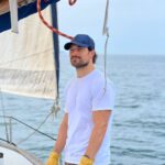 Giacomo Gianniotti Instagram – Happy Place, 

On the ocean, on a boat, wind in the sails.

Doing some trial sails for my role on my upcoming limited series for @netflixit called #inganno 

Il mio posto felice, 

Barca vela, sul mare, con vento nelle vele. 

Un po di prove a mare per la nuova serie che sto girando per @netflixit  che si chiama #inganno 

Grazie a @robertinolauro e il suo team per l’ospitalità. 

🧤: @pandco 
🧢: @nobis Naples, Italy