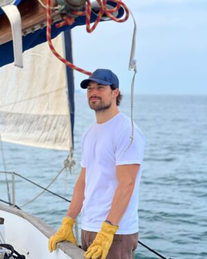 Giacomo Gianniotti Instagram - Happy Place, 

On the ocean, on a boat, wind in the sails.

Doing some trial sails for my role on my upcoming limited series for @netflixit called #inganno 

Il mio posto felice, 

Barca vela, sul mare, con vento nelle vele. 

Un po di prove a mare per la nuova serie che sto girando per @netflixit  che si chiama #inganno 

Grazie a @robertinolauro e il suo team per l’ospitalità. 

🧤: @pandco 
🧢: @nobis