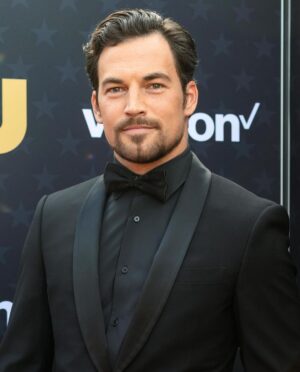 Giacomo Gianniotti Instagram - Oh what a night 🎶 . What an honor. Thank you to @criticschoice for having me. It was truly a pleasure to honor, share the stage, and meet, so many of my heroes and colleagues. There was so much tremendous work put on screen this year. And as our stunning host @chelseahandler put it, it was a tremendous year for WOMEN! More of that please! 

Thank you to the @thecw for this generous opportunity to present such a prestigious category. 

Thanks to my partner in crime @vanessamorgan for being the perfect wing woman to present with. 💃🏻

Lastly our new show WILD CARDS 🃏 comes out this WEDNESDAY. In the United States 🇺🇸 on the CW, and it’s available to stream every week, the day after. (Thursdays)

Canada 🇨🇦 has already seen the first episode one week ahead and you guys have all been such supportive champions of the new show which fills us with joy. Keep watching there’s so much more, and it just gets better and better. 

Thanks to our team at @thecw @cbc @blink49studios for making all this happen and to @michael.konyves.ig for having the dream that started it all. So excited for you all to see what we all worked so hard on. 

Thanks to my team @thegershagency @thrulineentertainment @characterstalentagency and @viewpoint.pr for your continued support, kindness, patience and collaboration. It’s a joy to work with you guys. 

Lastly massive congrats to all the nominees AND winners of last nights critics choice. You are all winners in my eyes. Feeling so inspired after last night and looking forward to all the joy this new year will bring. 

Grooming : @nichole_gianniotti 💇🏻‍♂️
Suit : @giorgioarmani 🇮🇹🤵🏻
Watch : @hamiltonwatch ⏱️