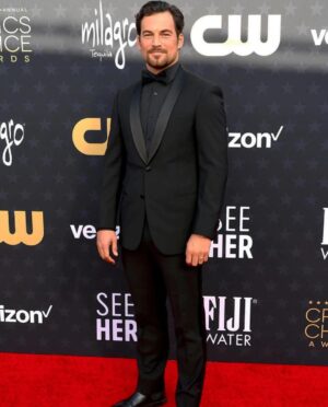 Giacomo Gianniotti Instagram - Oh what a night 🎶 . What an honor. Thank you to @criticschoice for having me. It was truly a pleasure to honor, share the stage, and meet, so many of my heroes and colleagues. There was so much tremendous work put on screen this year. And as our stunning host @chelseahandler put it, it was a tremendous year for WOMEN! More of that please! 

Thank you to the @thecw for this generous opportunity to present such a prestigious category. 

Thanks to my partner in crime @vanessamorgan for being the perfect wing woman to present with. 💃🏻

Lastly our new show WILD CARDS 🃏 comes out this WEDNESDAY. In the United States 🇺🇸 on the CW, and it’s available to stream every week, the day after. (Thursdays)

Canada 🇨🇦 has already seen the first episode one week ahead and you guys have all been such supportive champions of the new show which fills us with joy. Keep watching there’s so much more, and it just gets better and better. 

Thanks to our team at @thecw @cbc @blink49studios for making all this happen and to @michael.konyves.ig for having the dream that started it all. So excited for you all to see what we all worked so hard on. 

Thanks to my team @thegershagency @thrulineentertainment @characterstalentagency and @viewpoint.pr for your continued support, kindness, patience and collaboration. It’s a joy to work with you guys. 

Lastly massive congrats to all the nominees AND winners of last nights critics choice. You are all winners in my eyes. Feeling so inspired after last night and looking forward to all the joy this new year will bring. 

Grooming : @nichole_gianniotti 💇🏻‍♂️
Suit : @giorgioarmani 🇮🇹🤵🏻
Watch : @hamiltonwatch ⏱️