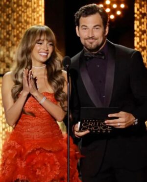 Giacomo Gianniotti Instagram - Oh what a night 🎶 . What an honor. Thank you to @criticschoice for having me. It was truly a pleasure to honor, share the stage, and meet, so many of my heroes and colleagues. There was so much tremendous work put on screen this year. And as our stunning host @chelseahandler put it, it was a tremendous year for WOMEN! More of that please! 

Thank you to the @thecw for this generous opportunity to present such a prestigious category. 

Thanks to my partner in crime @vanessamorgan for being the perfect wing woman to present with. 💃🏻

Lastly our new show WILD CARDS 🃏 comes out this WEDNESDAY. In the United States 🇺🇸 on the CW, and it’s available to stream every week, the day after. (Thursdays)

Canada 🇨🇦 has already seen the first episode one week ahead and you guys have all been such supportive champions of the new show which fills us with joy. Keep watching there’s so much more, and it just gets better and better. 

Thanks to our team at @thecw @cbc @blink49studios for making all this happen and to @michael.konyves.ig for having the dream that started it all. So excited for you all to see what we all worked so hard on. 

Thanks to my team @thegershagency @thrulineentertainment @characterstalentagency and @viewpoint.pr for your continued support, kindness, patience and collaboration. It’s a joy to work with you guys. 

Lastly massive congrats to all the nominees AND winners of last nights critics choice. You are all winners in my eyes. Feeling so inspired after last night and looking forward to all the joy this new year will bring. 

Grooming : @nichole_gianniotti 💇🏻‍♂️
Suit : @giorgioarmani 🇮🇹🤵🏻
Watch : @hamiltonwatch ⏱️