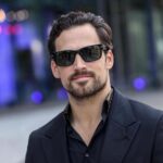 Giacomo Gianniotti Instagram – Grazie @nastridargento , Il sindacato di giornalisti cinematografici, @persol e Laura Dellicolli per questo grandissimo onore. 

Il Personaggio del Anno mi sembra un po troppo, ma accetto con tanta tanta umiltà. Grazie 🙏🏽. 

Dopo aver tornato da cosi poco in Italia a lavorare, e non solo trovarmi con tanto lavoro, ma anche tanto riconoscimento, mi emoziona tantissimo e mi lascia veramente senza parole. 

Il bambino che ha iniziato la sua carriera 24 anni fa a Cine Città non avrebbe mai potuto immaginare questa vita. Questo sogno. Questo onore. 

Sono fiero di essere Italiano e spero di tornare presto a “giocare” con voi. Di non solo vedervi come collegi ma avervi come amici. 

Complimenti e auguri a tutti gli altri premiati. E tante buone cose per il vostro futuro. Il cinema Italiano e vivo, e spero di continuare a contribuire nel modo che posso. 

Grazie alla mia famiglia, alla mia moglie, di essere sempre al mio fianco. 

Grazie a Daniele Orazi e tutta la mia team @do_cinema . 

E grazie a @fendi per rendermi sempre piu bello di che sono, e per la vostra amicizia che continua sempre a crescere. 

Serata magica, serata unica, grazie grazie grazie. MAXXI – Museo nazionale delle arti del XXI secolo