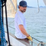 Giacomo Gianniotti Instagram – Happy Place, 

On the ocean, on a boat, wind in the sails.

Doing some trial sails for my role on my upcoming limited series for @netflixit called #inganno 

Il mio posto felice, 

Barca vela, sul mare, con vento nelle vele. 

Un po di prove a mare per la nuova serie che sto girando per @netflixit  che si chiama #inganno 

Grazie a @robertinolauro e il suo team per l’ospitalità. 

🧤: @pandco 
🧢: @nobis Naples, Italy