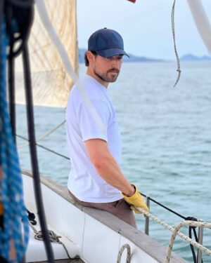 Giacomo Gianniotti Instagram - Happy Place, 

On the ocean, on a boat, wind in the sails.

Doing some trial sails for my role on my upcoming limited series for @netflixit called #inganno 

Il mio posto felice, 

Barca vela, sul mare, con vento nelle vele. 

Un po di prove a mare per la nuova serie che sto girando per @netflixit  che si chiama #inganno 

Grazie a @robertinolauro e il suo team per l’ospitalità. 

🧤: @pandco 
🧢: @nobis