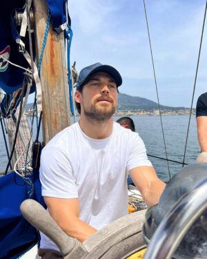 Giacomo Gianniotti Instagram - Happy Place, 

On the ocean, on a boat, wind in the sails.

Doing some trial sails for my role on my upcoming limited series for @netflixit called #inganno 

Il mio posto felice, 

Barca vela, sul mare, con vento nelle vele. 

Un po di prove a mare per la nuova serie che sto girando per @netflixit  che si chiama #inganno 

Grazie a @robertinolauro e il suo team per l’ospitalità. 

🧤: @pandco 
🧢: @nobis