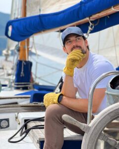 Giacomo Gianniotti Instagram - Happy Place, On the ocean, on a boat, wind in the sails. Doing some trial sails for my role on my upcoming limited series for @netflixit called #inganno Il mio posto felice, Barca vela, sul mare, con vento nelle vele. Un po di prove a mare per la nuova serie che sto girando per @netflixit che si chiama #inganno Grazie a @robertinolauro e il suo team per l’ospitalità. 🧤: @pandco 🧢: @nobis Naples, Italy