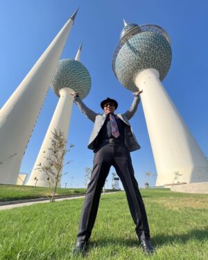Giancarlo Esposito Instagram - Loving my time in Kuwait! 

Holding the towers up! Owning it! Feeling the spirit! Cooling it!