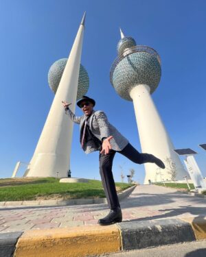Giancarlo Esposito Instagram - Loving my time in Kuwait! 

Holding the towers up! Owning it! Feeling the spirit! Cooling it!