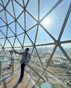 Giancarlo Esposito Instagram - Loving my time in Kuwait! 

Holding the towers up! Owning it! Feeling the spirit! Cooling it!