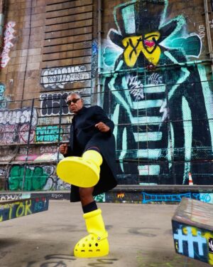 Giancarlo Esposito Instagram - Big YELLOW boots and another incredible shoot with my daughter, @radgirlrubes! 🧀🌟⚠️💛

#yellowboots #mschf #crocs