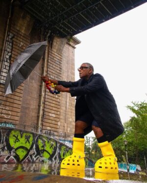 Giancarlo Esposito Instagram - Big YELLOW boots and another incredible shoot with my daughter, @radgirlrubes! 🧀🌟⚠️💛

#yellowboots #mschf #crocs