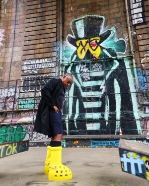 Giancarlo Esposito Instagram - Big YELLOW boots and another incredible shoot with my daughter, @radgirlrubes! 🧀🌟⚠️💛

#yellowboots #mschf #crocs