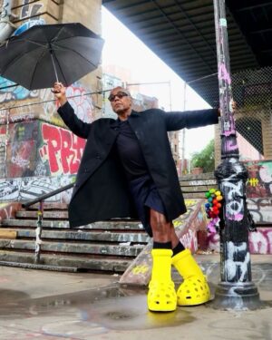 Giancarlo Esposito Instagram - Big YELLOW boots and another incredible shoot with my daughter, @radgirlrubes! 🧀🌟⚠️💛

#yellowboots #mschf #crocs