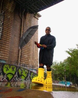 Giancarlo Esposito Instagram - Big YELLOW boots and another incredible shoot with my daughter, @radgirlrubes! 🧀🌟⚠️💛

#yellowboots #mschf #crocs
