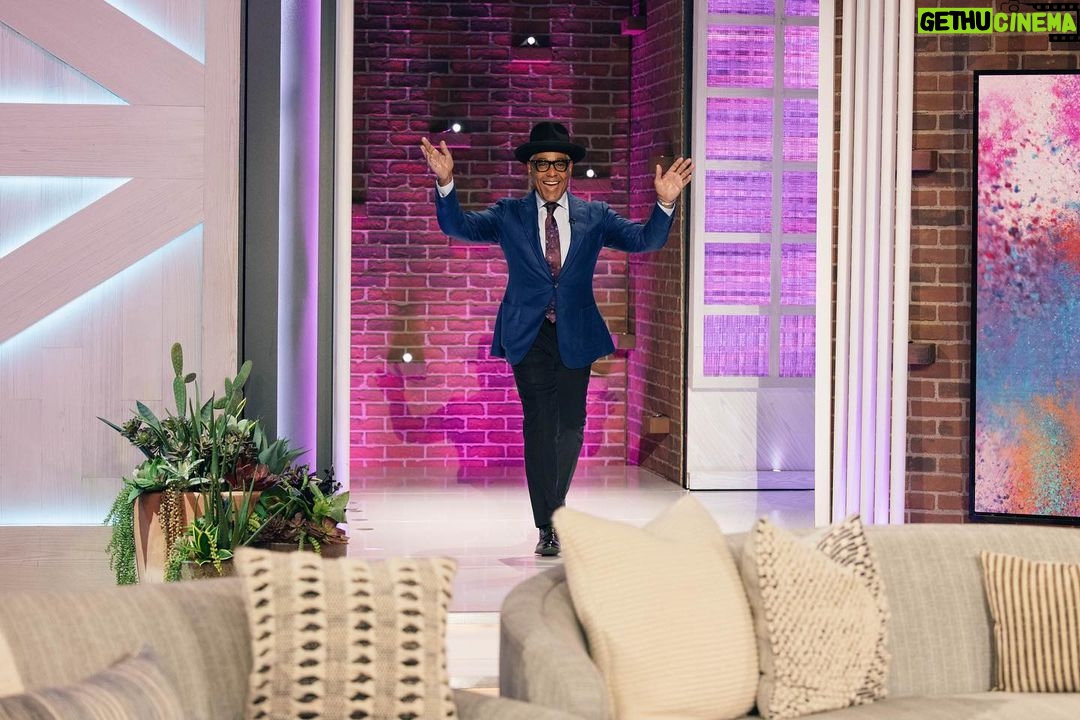 Giancarlo Esposito Instagram - What a time! Last week I was on the #KellyClarksonShow on Monday and then the #JenniferHudsonShow on Tuesday! We cooked, talked about everything from #TheMandalorian to the #bigredboots, and so much more!!! Thank you @kellyclarkson and @iamjhud! #ThrowbackTuesday